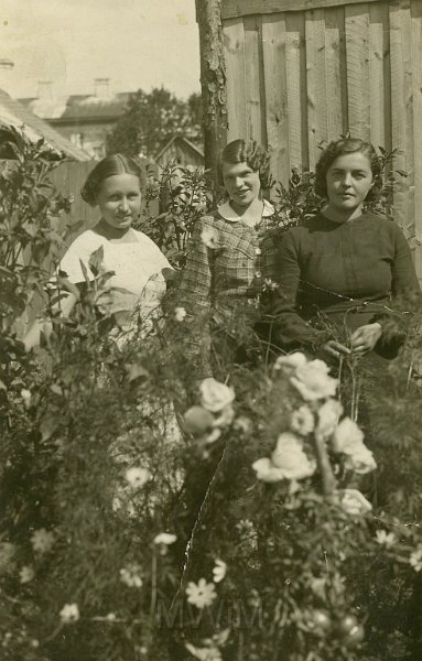 KKE 4777.jpg - Fot. Trzy kobiety. W środku Jadwiga Siemaszko – mama Marii Jolanty Mierzejewskiej (z domu Jarzynowska), Święciany, 1936 r.